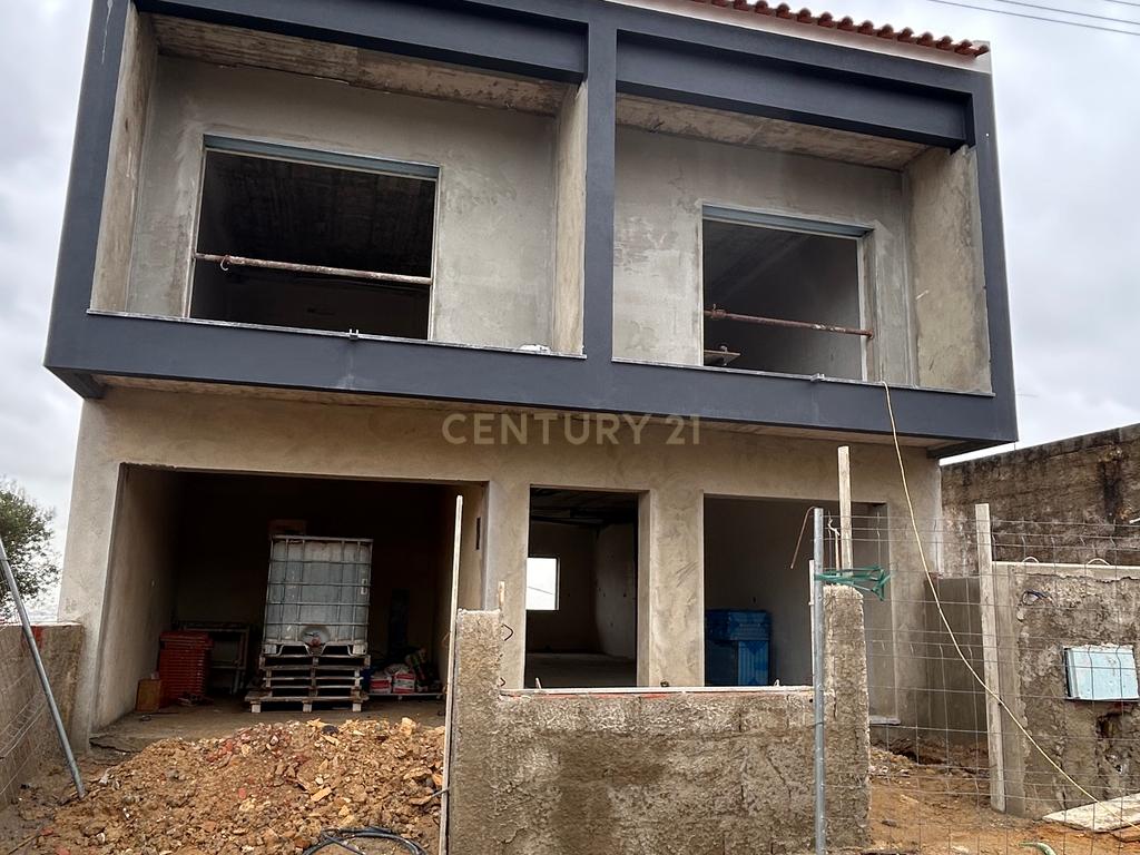 Moradia Nova em Construção no Bairro do Girassol - Image 2
